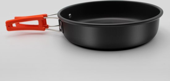 Zwarte camping koekenpan met oranje opvouwbaar handvat.