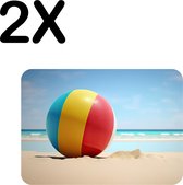 BWK Luxe Placemat - Strandbal op het Strand bij een Zonnige Dag - Set van 2 Placemats - 40x30 cm - 2 mm dik Vinyl - Anti Slip - Afneembaar