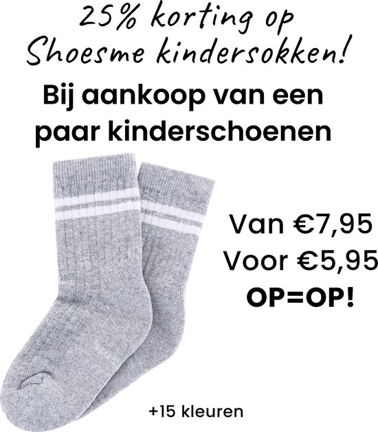 Witte afbeelding van grijze kindersokken met witte strepen, met tekst over korting.