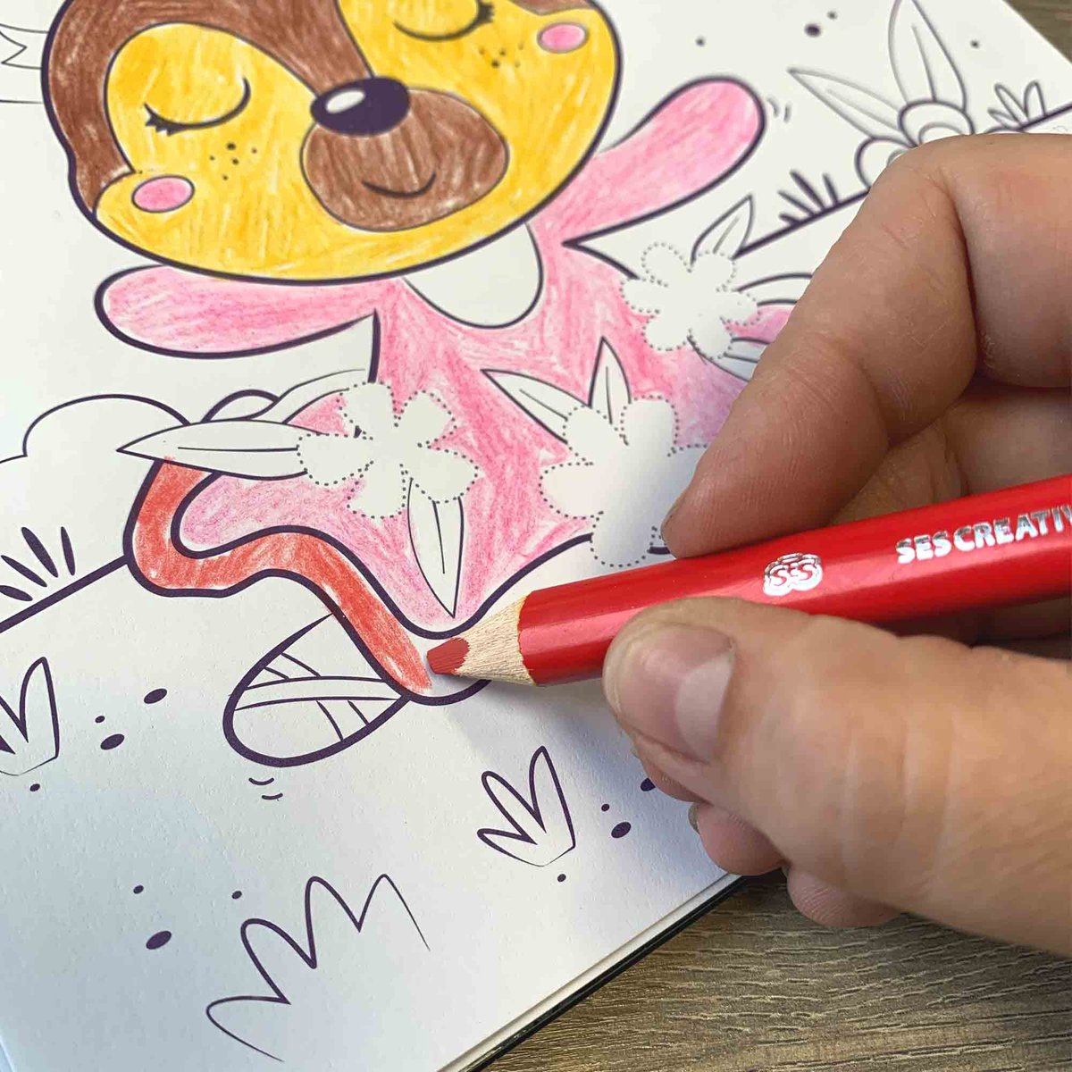 SES Creative - Doe kleurboek glitter 3 in 1 - glitter scratch, diamond painting en kleurplaten - met glitters stickers en houten scratch pen – kleurboek voor kinderen — afbeelding 4