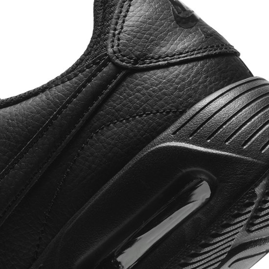 Close-up van de hiel van de zwarte Nike sneaker met luchtkussen.