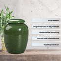 Groene keramische urn met geborstelde afwerking, schroefdeksel en vilten onderkant.