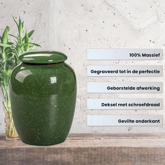 Groene keramische urn met geborstelde afwerking, schroefdeksel en vilten onderkant.