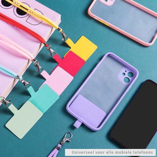 Verschillende telefoonkoorden in pastelkleuren, bevestigd aan telefoon patches, naast telefoonhoesjes en boeken.