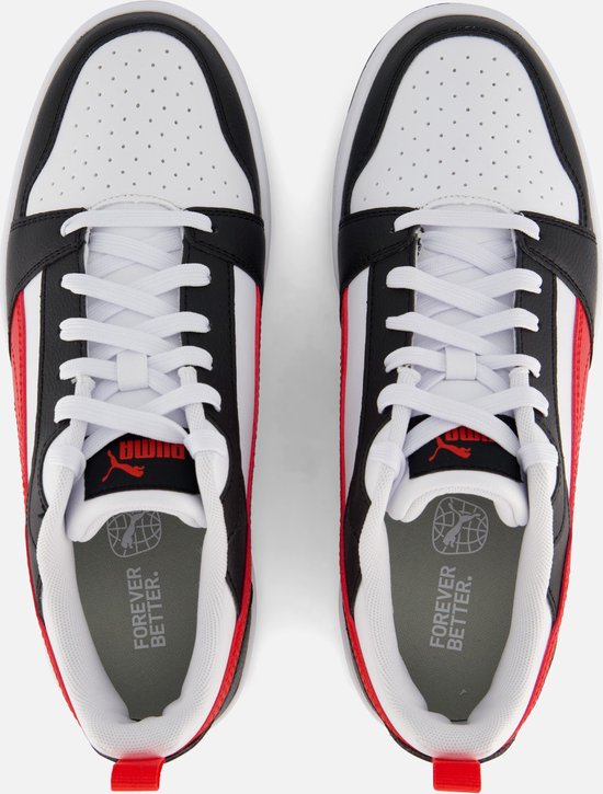 Heren sneakers van PUMA. Wit met zwarte en rode accenten. PUMA-logo op de zool.