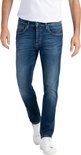Man in een blauwe jeans met lichte wassing en witte sneakers.