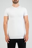 Man in een wit Slater t-shirt met ronde hals en korte mouwen, gedragen met een spijkerbroek.