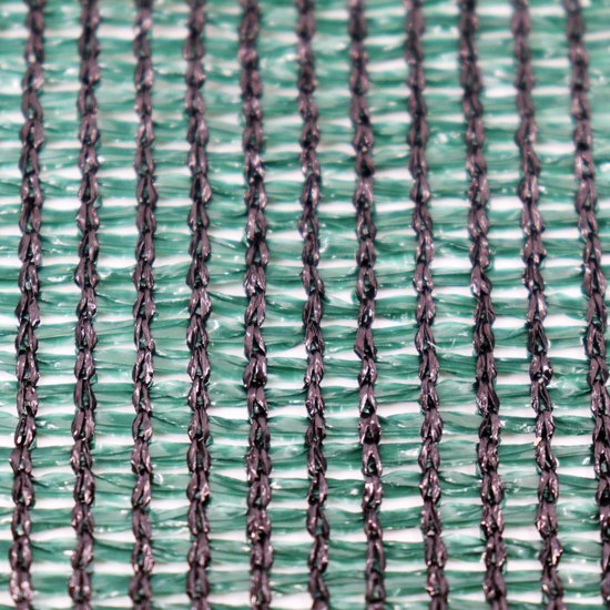 Detail van de grove weefstructuur van groen schaduwdoek.