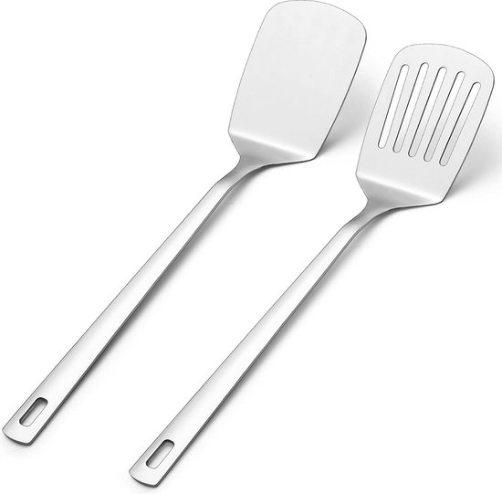 Deux spatules argentées, une ajourée et une pleine, sur fond blanc.