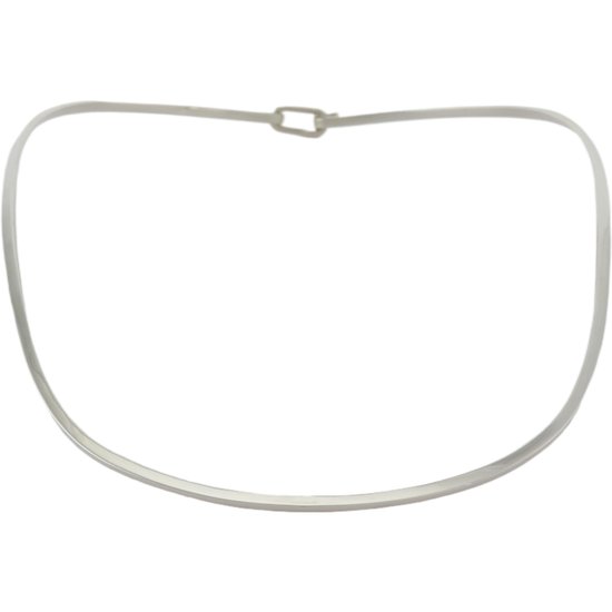 Zilverkleurige spang ketting met rechthoekige sluiting.