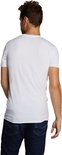 Een man van achteren gezien in een wit T-shirt met ronde hals en een spijkerbroek.