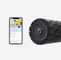 Zwarte schuimroller met een gedetailleerde opname van het bedieningspaneel en een smartphone met de Therabody app.