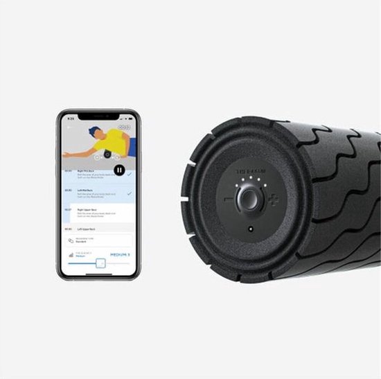 Zwarte schuimroller met een gedetailleerde opname van het bedieningspaneel en een smartphone met de Therabody app.
