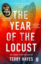 Boekomslag van "The Year of the Locust" met de titel in grote witte letters op een achtergrond van een rode en oranje libelvleugel.