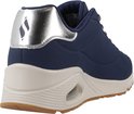 Hiel van de donkerblauwe Skechers sneaker met opvallende zilveren hielkap, logodetail en beige zool met luchtkamer.
