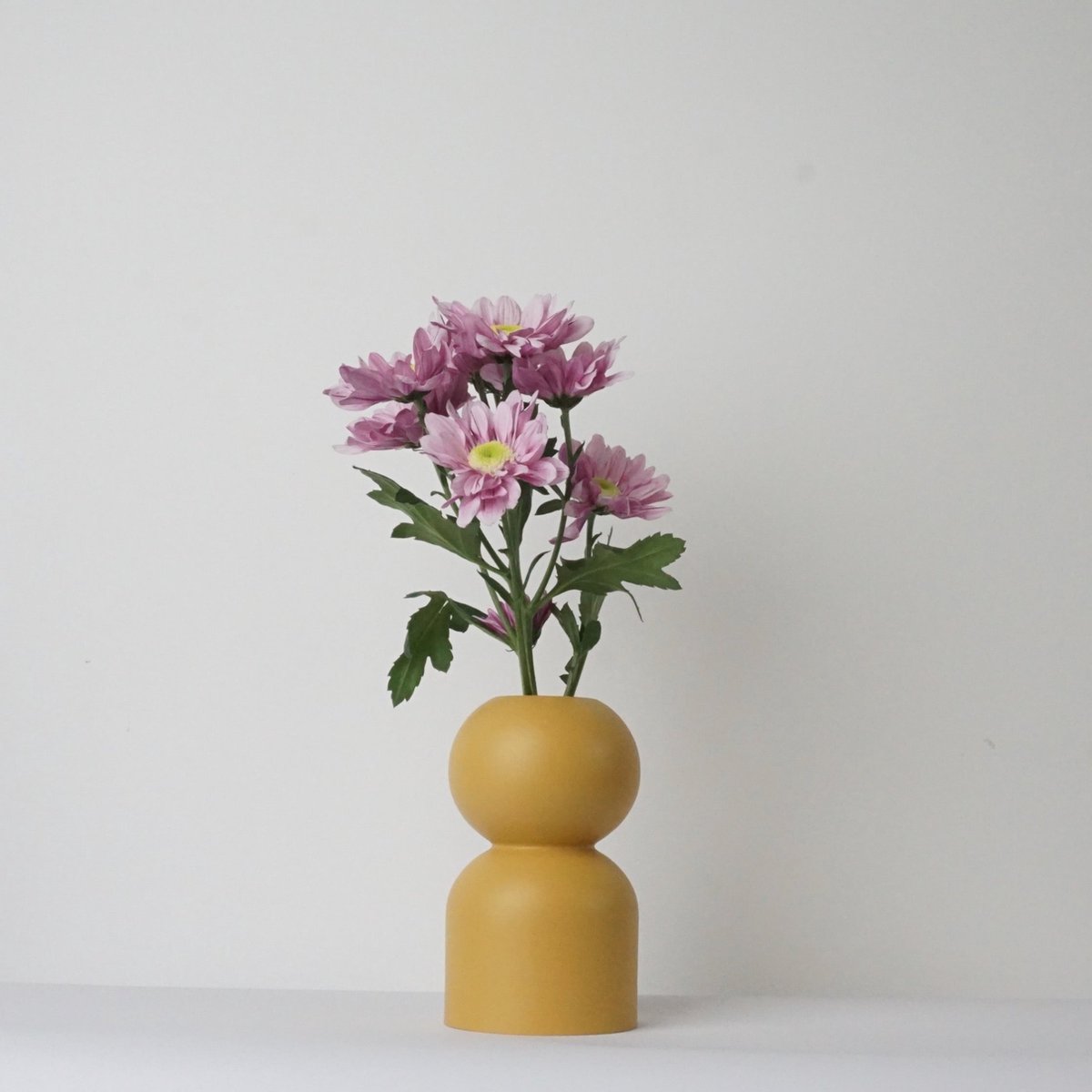 LEMON LILY Houten Vaas 'Low' – Geel – Ø 8,5 × 14 cm – Inclusief Glazen Buisje – Handgemaakt Design vaas