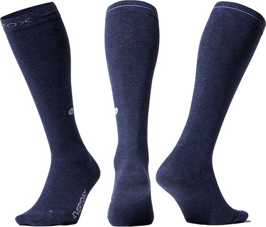 Donkerblauwe compressiekousen van STOX Energy Socks, gedetailleerd met de tekst "EVERYDAY" op de voet.