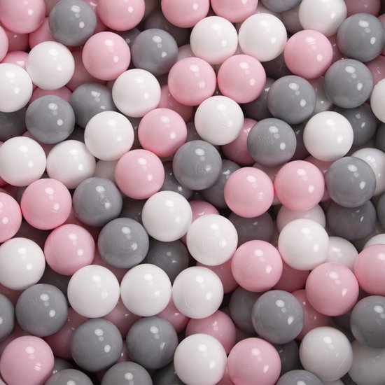 Een close-up van roze, witte en grijze ballen in een ballenbad.