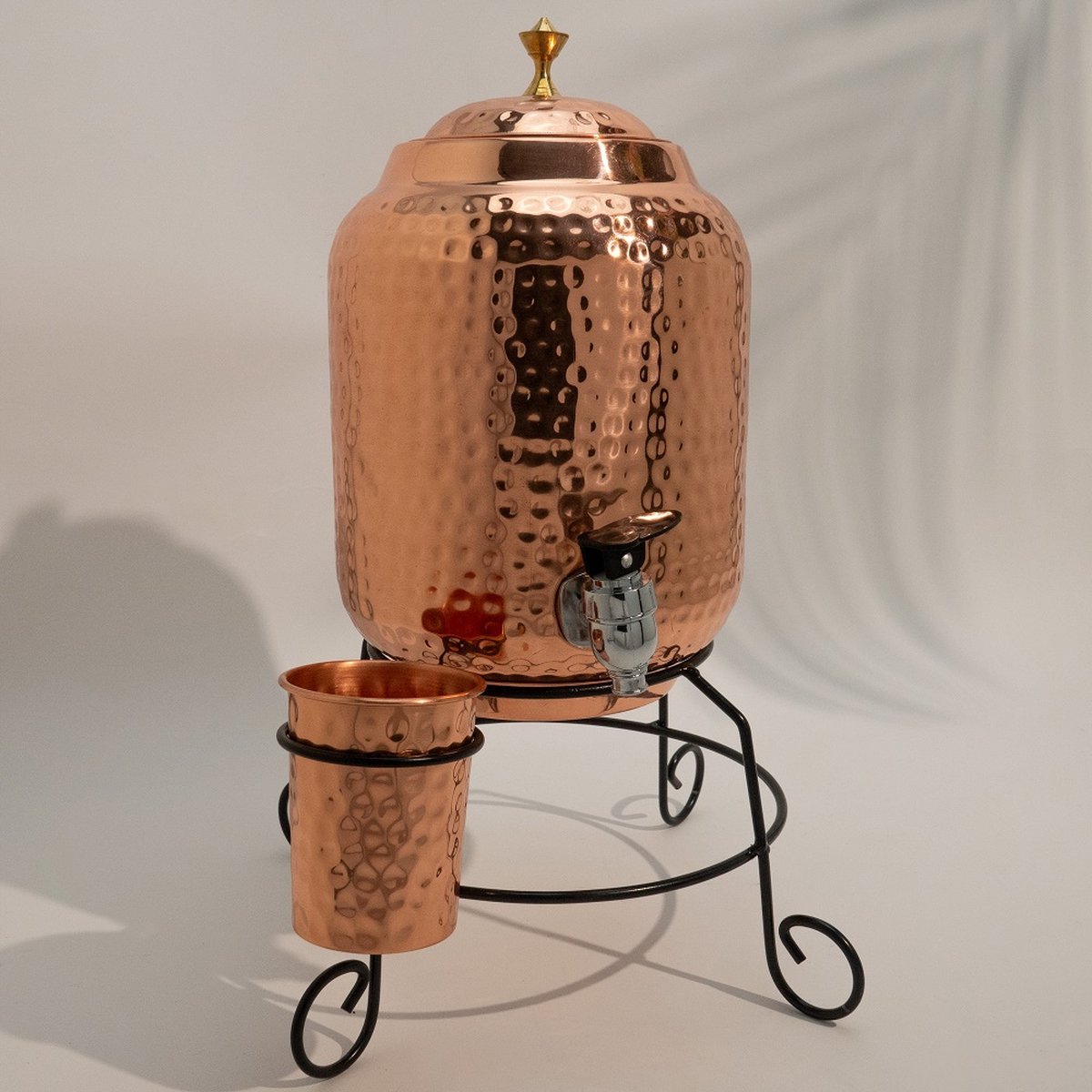 Gehamerde waterdispenser, 100% puur koper (matka/hamer), 5000 ml pot, met 2 koperen glazen en ijzeren standaard, voor thuis en in de keuken