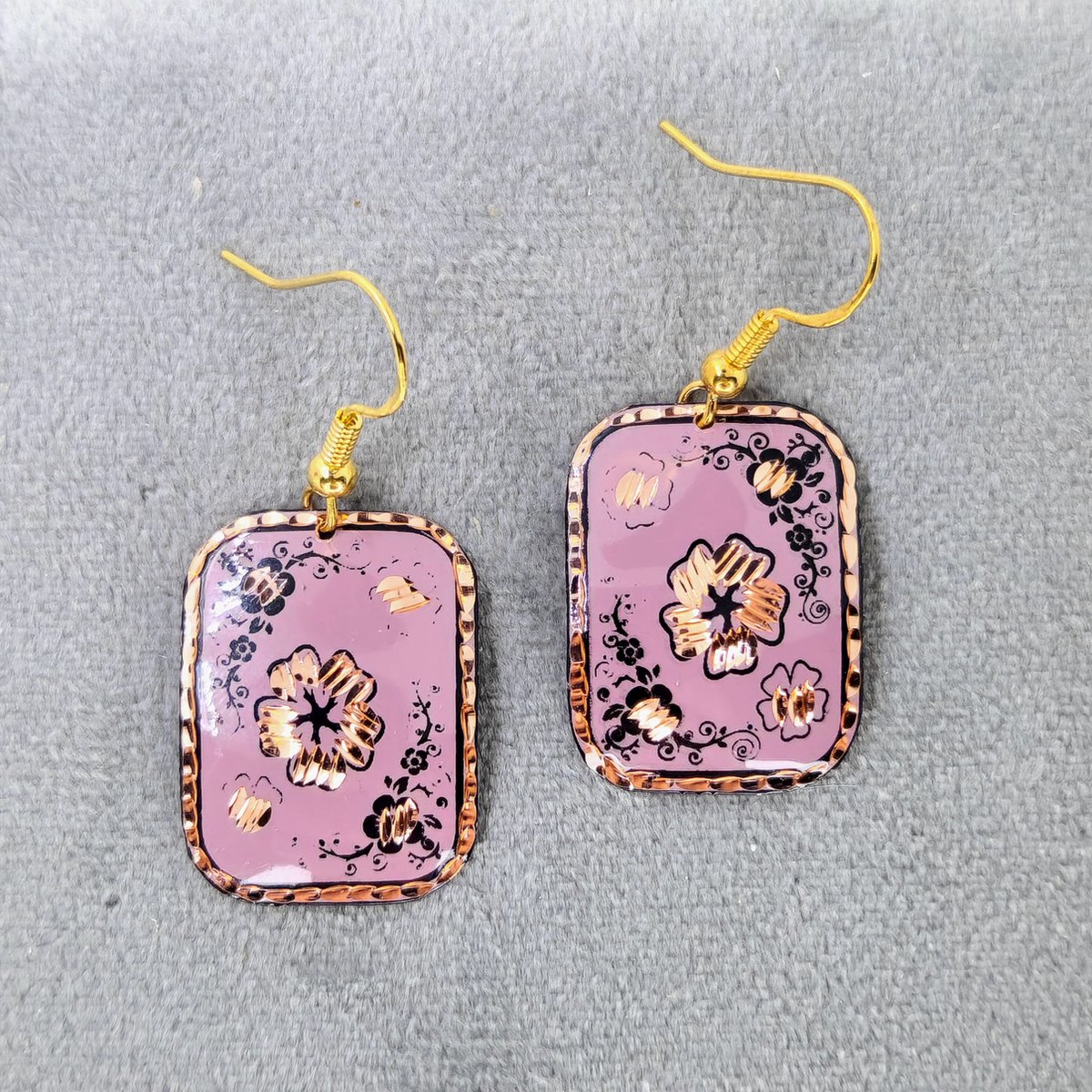 Viwado Roze Emaille Oorbellen met Bloemenprint – Unieke Goudkleurige Hangoorbellen – Vintage & Elegant Cadeau voor Vrouwen