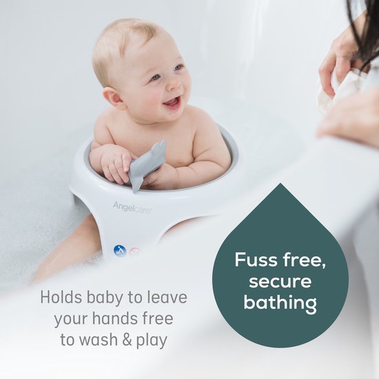 Een lachende baby zit in een grijs badzitje in een bad, tekst "Fuss free, secure bathing" en "Houdt baby vast om handen vrij te wassen & spelen".