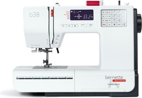 Witte Bernette b38 naaimachine met digitaal scherm en bedieningsknoppen.