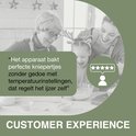 Oude vrouw en jong meisje bakken samen, met tekst over klantervaring en 5 sterren review.