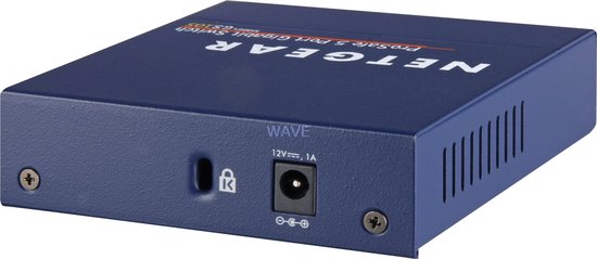 Achterkant van een blauwe Netgear gigabit switch met een stroomaansluiting (12V, 1A) en een vergrendelingssleuf.