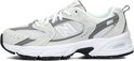 Lichtgrijze sneaker met witte veters, grijs 'N' logo en ABZORB demping.