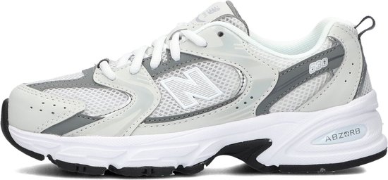 Lichtgrijze sneaker met witte veters, grijs 'N' logo en ABZORB demping.