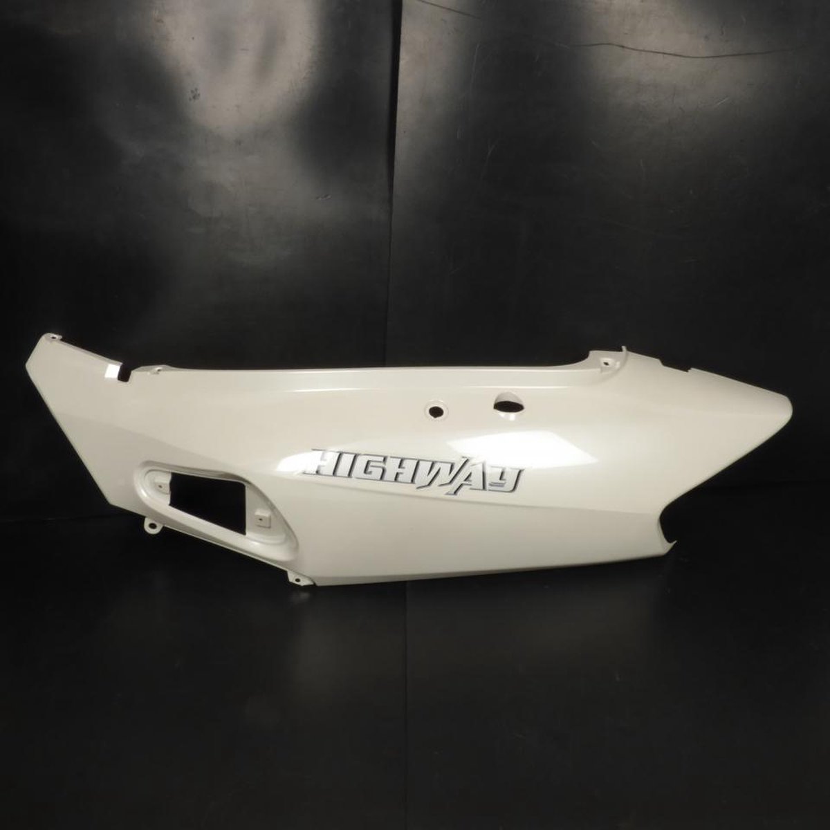 Coque arrière gauche origine pour Scooter Benzhou 125 Highway TM00-070100006 blanc Neuf