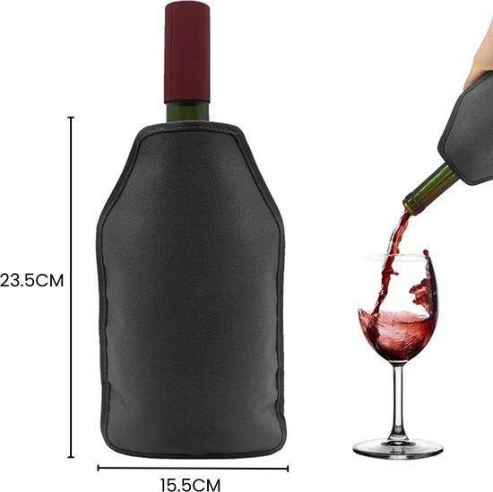 Afmetingen van zwarte wijnkoeler: 23,5cm hoog, 15,5cm breed. Naast een glas rood ingeschonken.