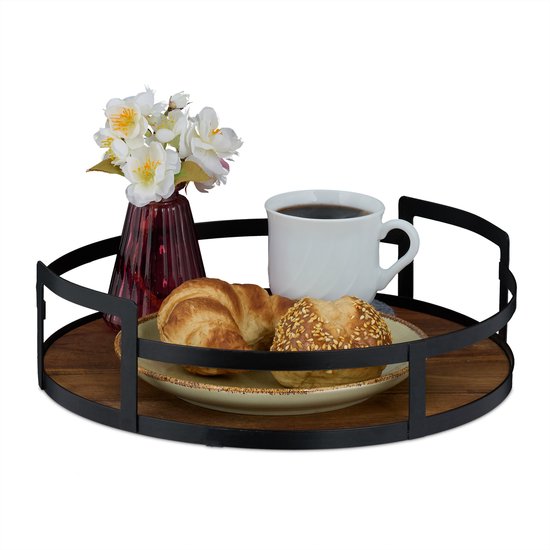 Houten dienblad met zwarte metalen rand, met koffiekopje, croissant, broodje en vaasje met bloemen.