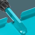 Detail van de turquoise graskantafsteker met zwart handvat.