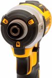 Detailopname van de kop van de DeWalt slagschroevendraaier, met gele en zwarte details.