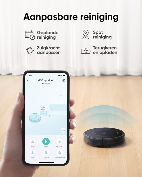 Hand houdt smartphone met eufy app, toont instellingen voor robotstofzuiger. Zwarte eufy robotstofzuiger op houten vloer.