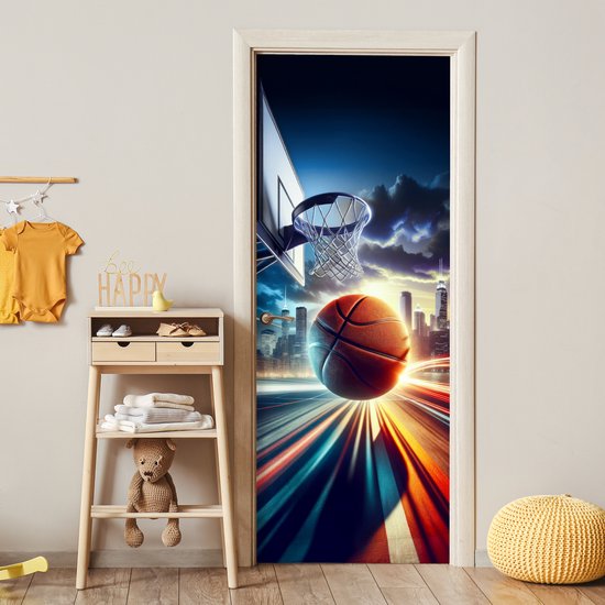 Deursticker met basketbal bij een basket, stad op achtergrond met lichtbanen.