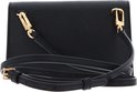 Achterkant van de zwarte DKNY tas met crossbody band en goudkleurige sluitingen.