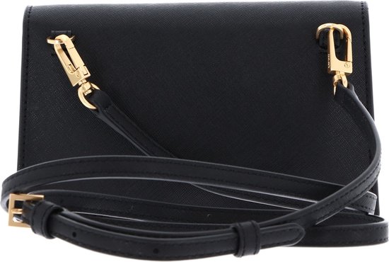 Achterkant van de zwarte DKNY tas met crossbody band en goudkleurige sluitingen.