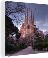 Canvas Schilderij Sagrada Familia in Barcelona tijdens de schemering - 50x50 cm - Wanddecoratie