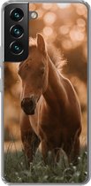 Geschikt voor Samsung Galaxy S22 hoesje - Paard - Licht - Landschap - Siliconen Telefoonhoesje