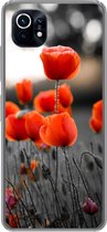 Geschikt voor Xiaomi Mi 11 hoesje - Rode Klaprozen tegen zwarte met witte achtergrond - Siliconen Telefoonhoesje