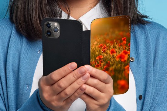 Telefoonhoesje Geschikt voor iPhone 11 Pro Max telefoonhoesje - Oranje gloed over de Klaprozen in het veld - Met vakjes - Wallet case met magneetsluiting