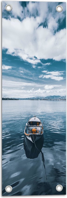 WallClassics - Tuinposter – Houten Boot op Open Meer - 20x60 cm Foto op Tuinposter  (wanddecoratie voor buiten en binnen)