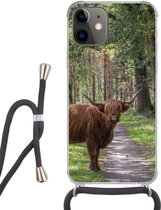 Hoesje met koord Geschikt voor iPhone 12 - Schotse Hooglander - Pad - Boom - Siliconen - Crossbody - Backcover met Koord - Telefoonhoesje met koord - Hoesje met touw