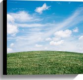 WallClassics - Canvas  - Heldere Lucht met Wolken boven Gras Heuvel - 40x40 cm Foto op Canvas Schilderij (Wanddecoratie op Canvas)