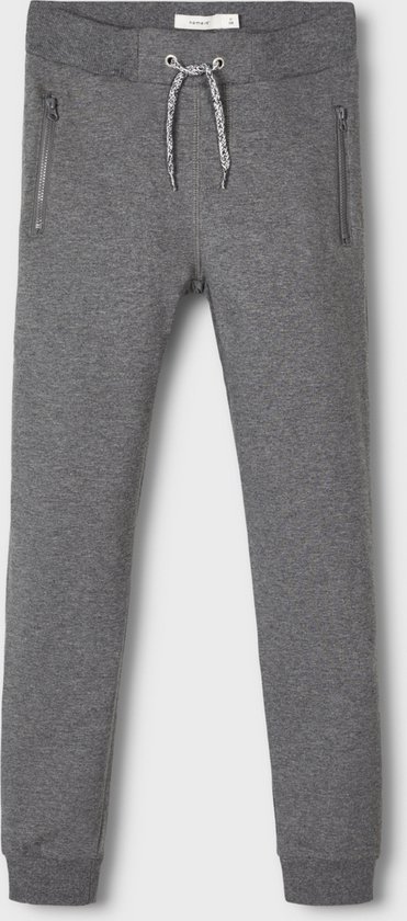 Donkergrijze joggingbroek met koordjes, twee ritszakken en boorden aan de onderkant.