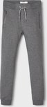Donkergrijze joggingbroek met koordjes, twee ritszakken en boorden aan de onderkant.