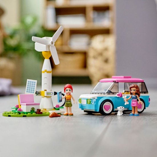 LEGO Friends speelset op een houten vloer, met een auto, windmolen, zonnepanelen en twee poppen met hondje.