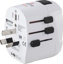Witte reisadapter met uitschuifbare Britse stekkers en twee USB-A poorten. Teksten en logo's zijn zichtbaar.